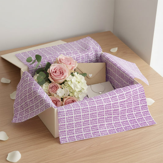 Baskılı pelür kâğıt ile paketlenmiş hediye ve çiçek
