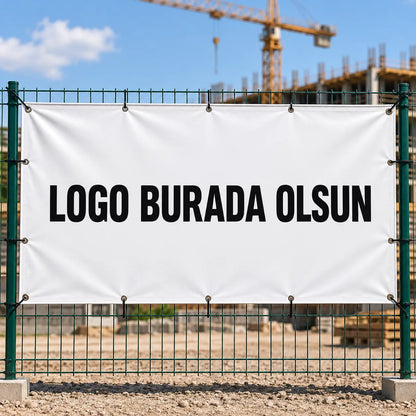 Branda afiş kullanımı: inşaat alanı tel çitine kelepçeyle bağlanmış vinil branda