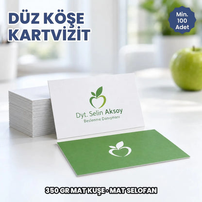 Düz köşe kartvizit örneği: hayali marka ile basılmış kartlar ve deste