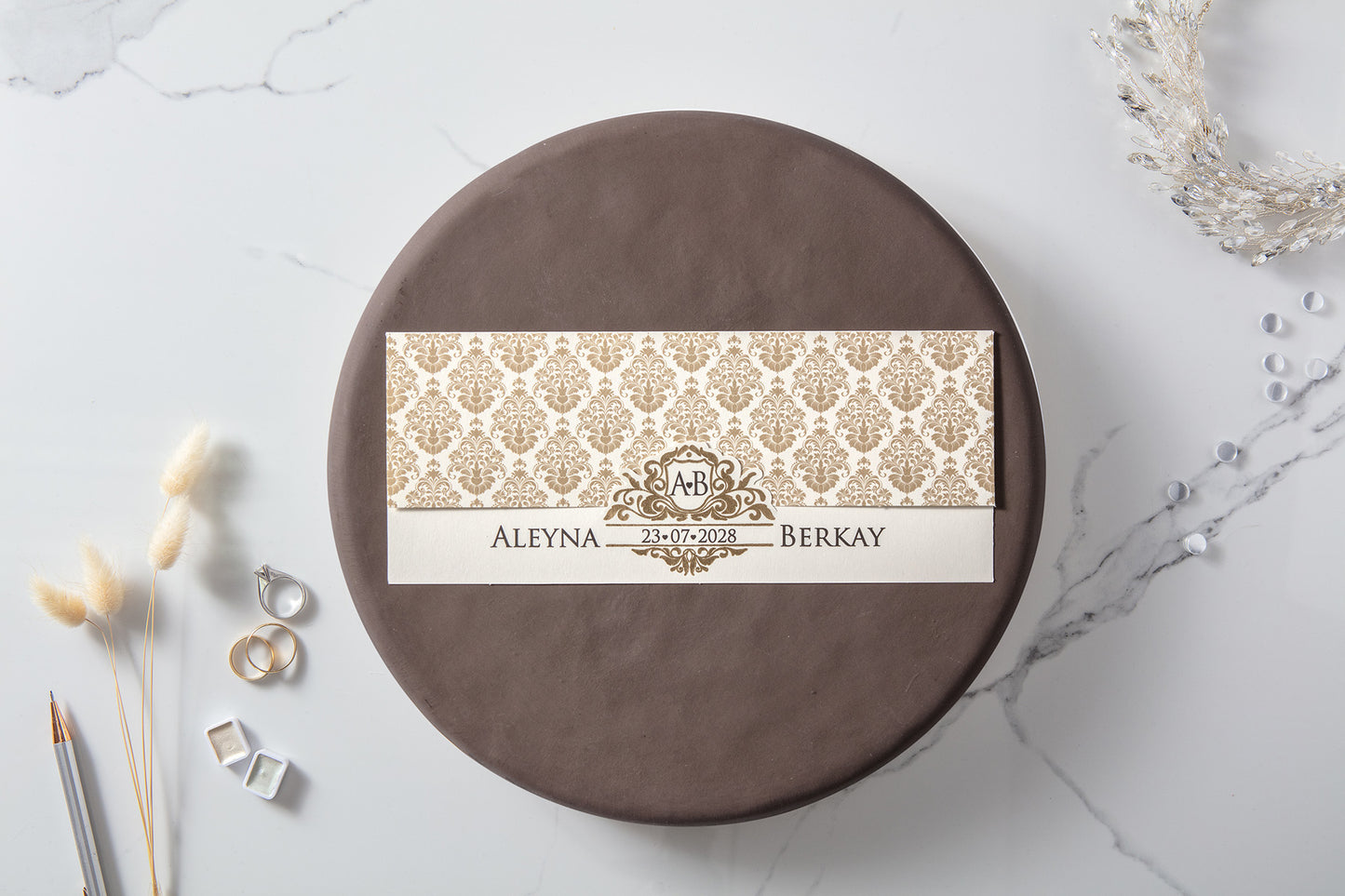 İklim Davetiye 10508 - Krem zemin altın damask desenli monogramlı şerit düğün davetiyesi