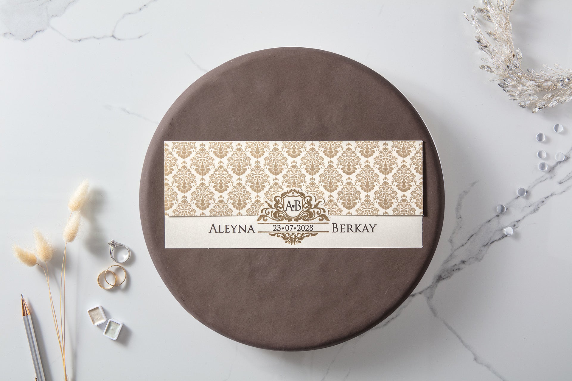 İklim Davetiye 10508 - Krem zemin altın damask desenli monogramlı şerit düğün davetiyesi