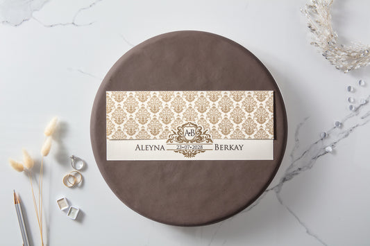 İklim Davetiye 10508 - Krem zemin altın damask desenli monogramlı şerit düğün davetiyesi