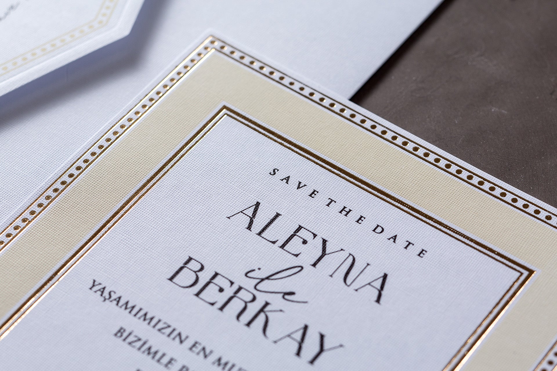 İklim Davetiye 10675 - Beyaz zarflı sade tipografik düğün davetiyesi modeli