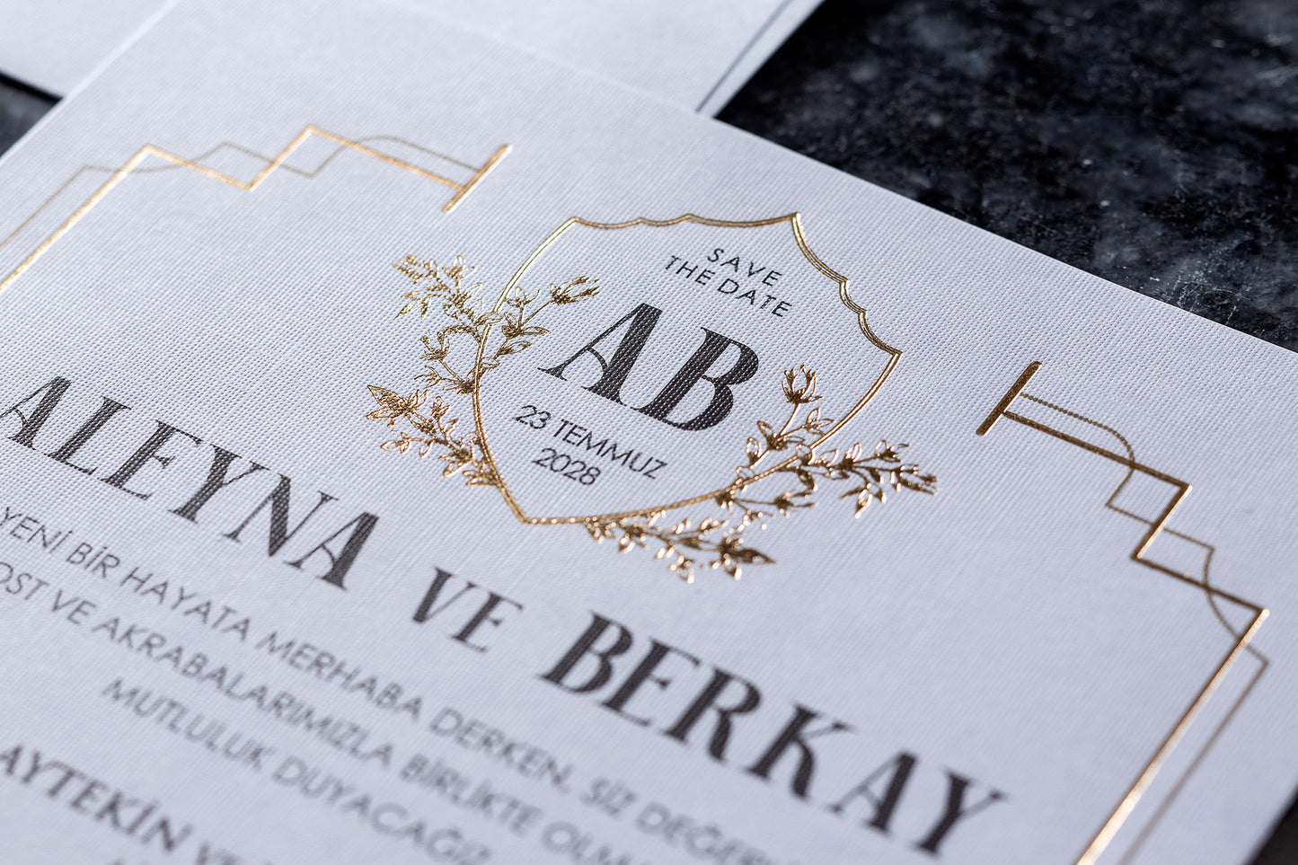 İklim Davetiye 10681 - Monogram armalı beyaz kare davetiye iç görünüm ve tipografi