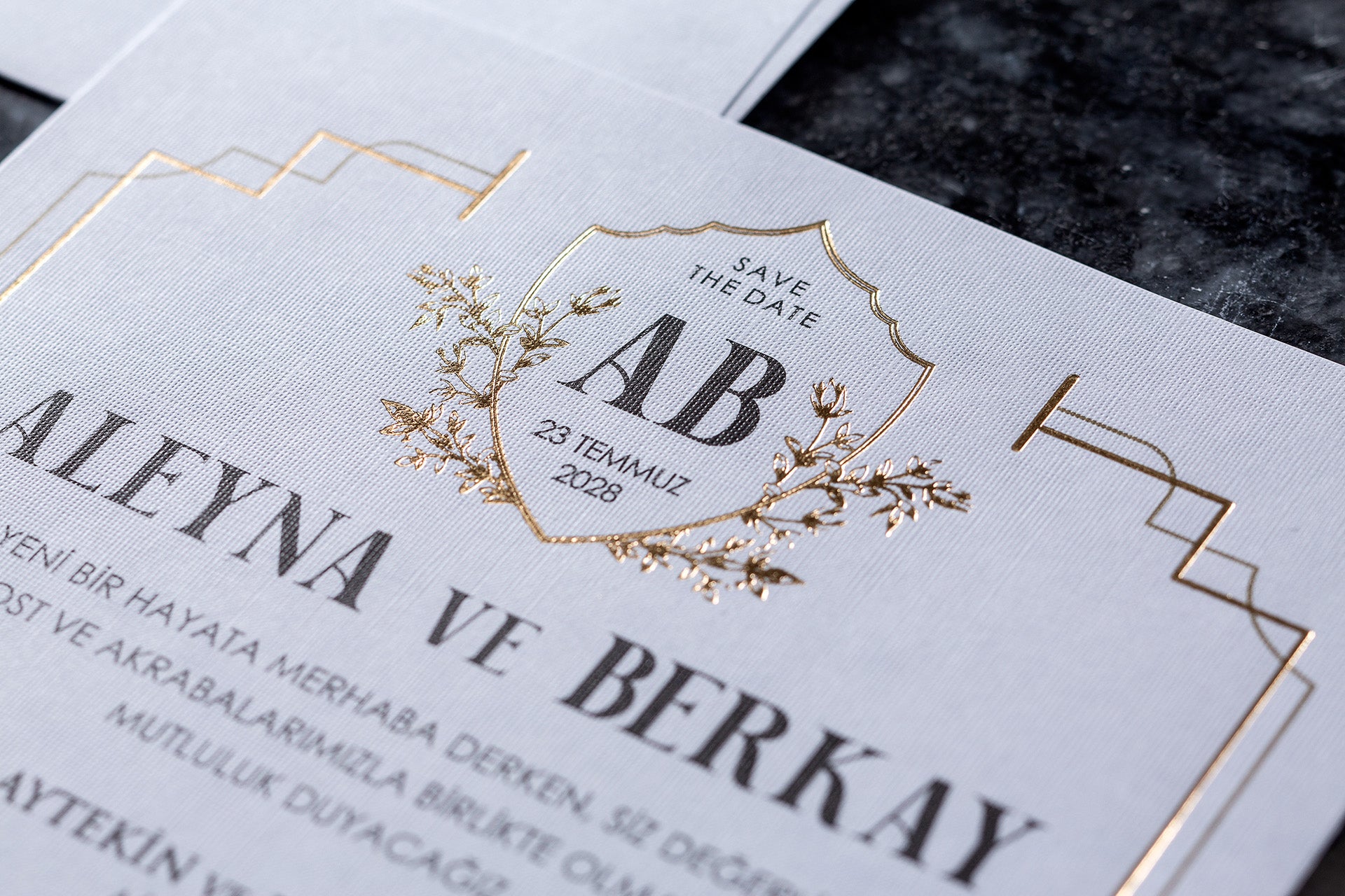 İklim Davetiye 10681 - Monogram armalı beyaz kare davetiye iç görünüm ve tipografi