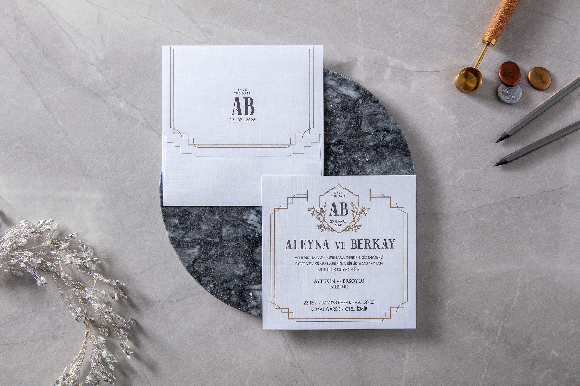 İklim Davetiye 10681 - Altın Art Deco çerçeveli monogram armalı kare beyaz düğün davetiyesi