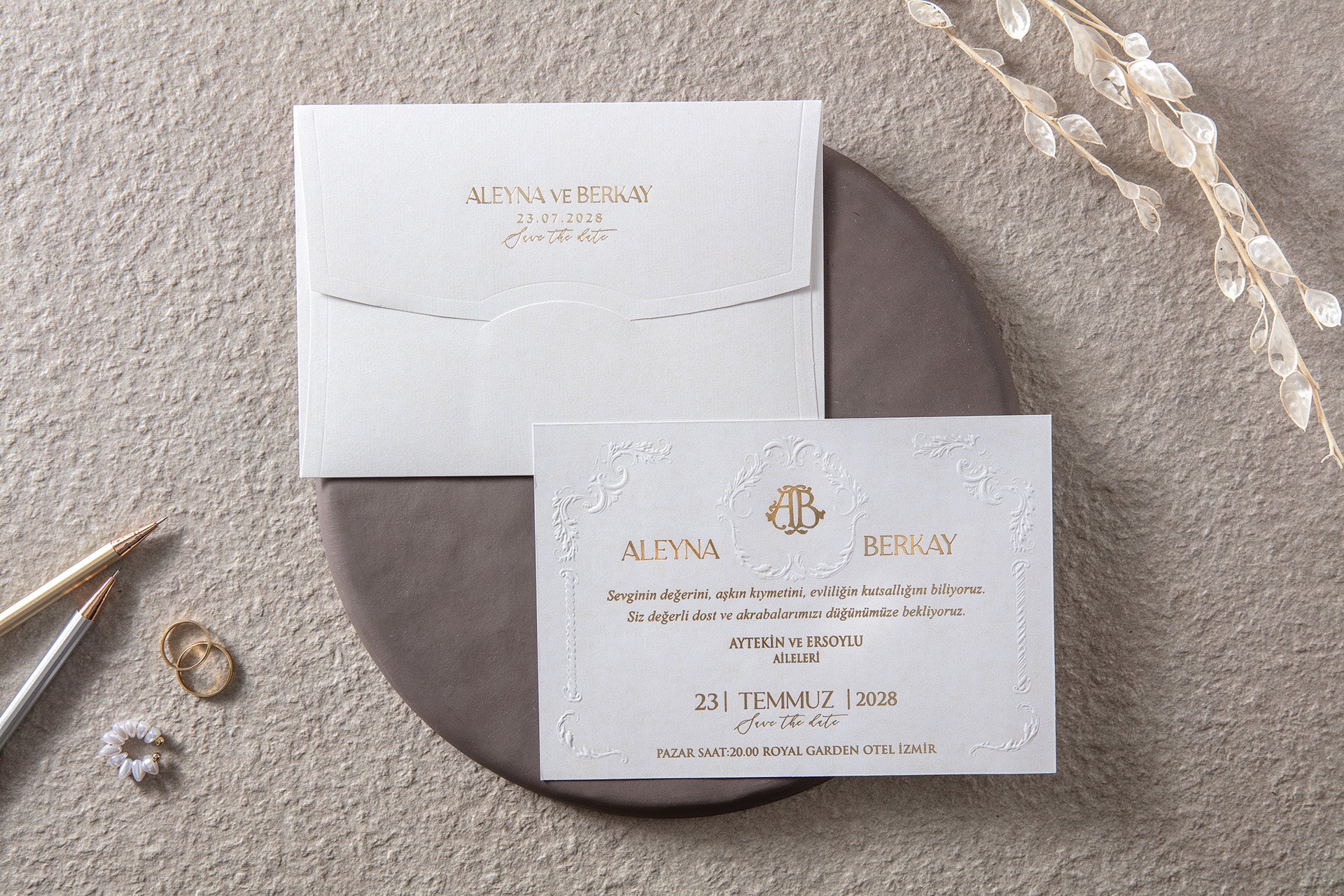 İklim Davetiye 10687 - Beyaz kabartma çerçeveli altın monogramlı klasik düğün davetiyesi