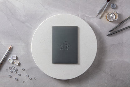 İklim Davetiye 10693 - Antrasit gri kabartmalı monogram kapak, mermer fon, düğün davetiyesi