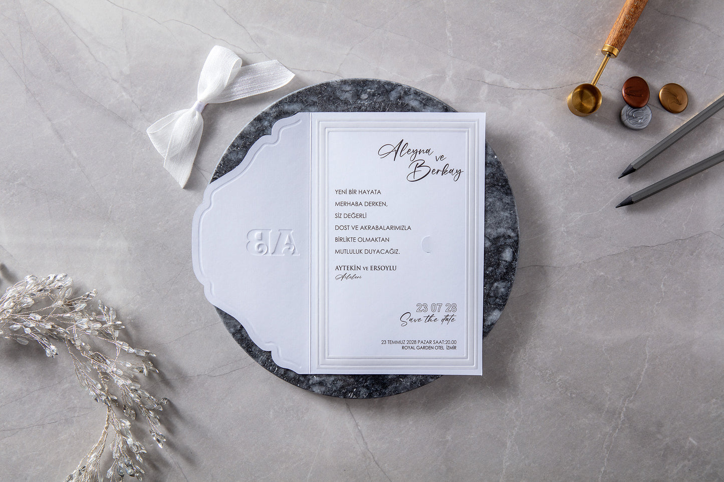 İklim Davetiye 10696 - Açık iç görünüm, emboss monogram ve script font metin düzeni, saf beyaz karton