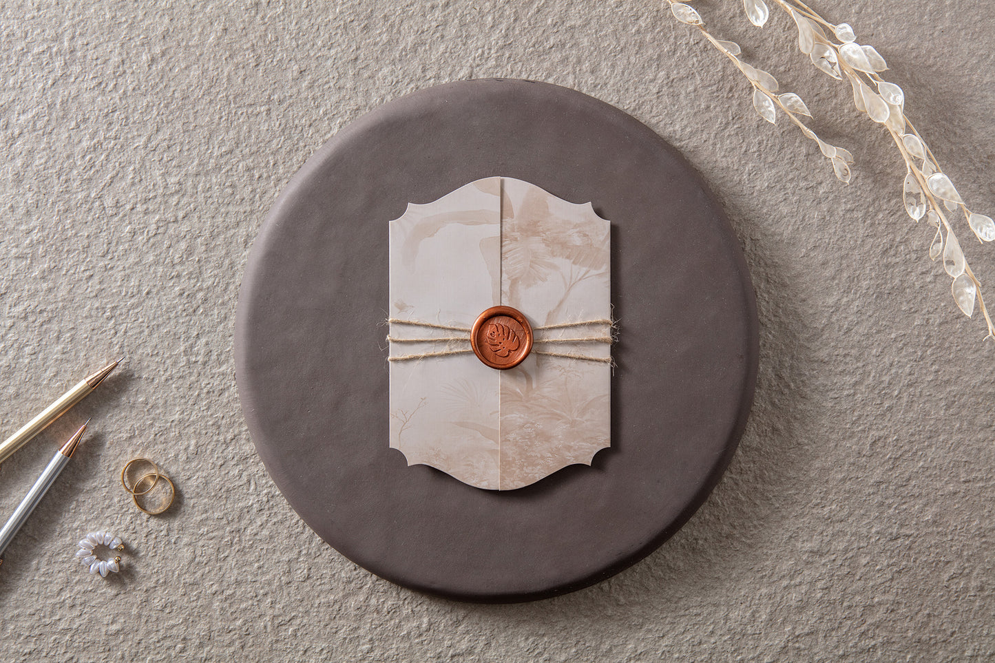 İklim Davetiye 10709 - Barok köşe formlu, wax seal detaylı rustik davetiye üstten görünüm