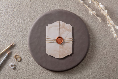 İklim Davetiye 10709 - Barok köşe formlu, wax seal detaylı rustik davetiye üstten görünüm