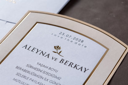 İklim Davetiye 10729 detay - Altın çiçek motifi ve serif tipografiyle kemer formu yakın çekim