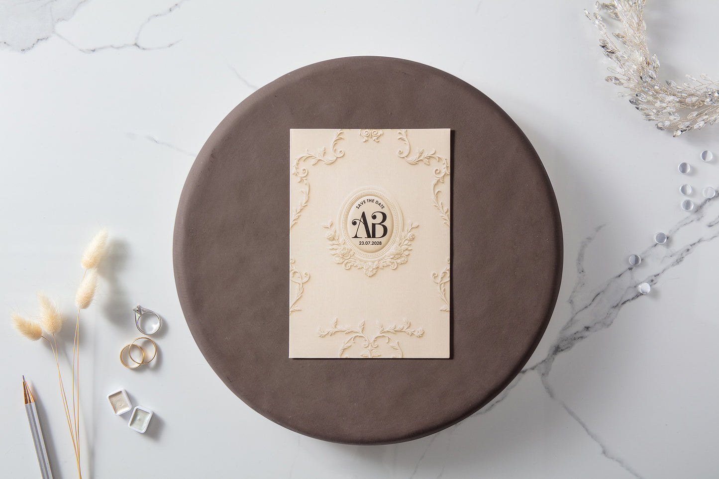 İklim Davetiye 10738 - Oval çerçeveli çift baş harfi monogram, rölyef kabartma çiçek bordürü kapak detayı