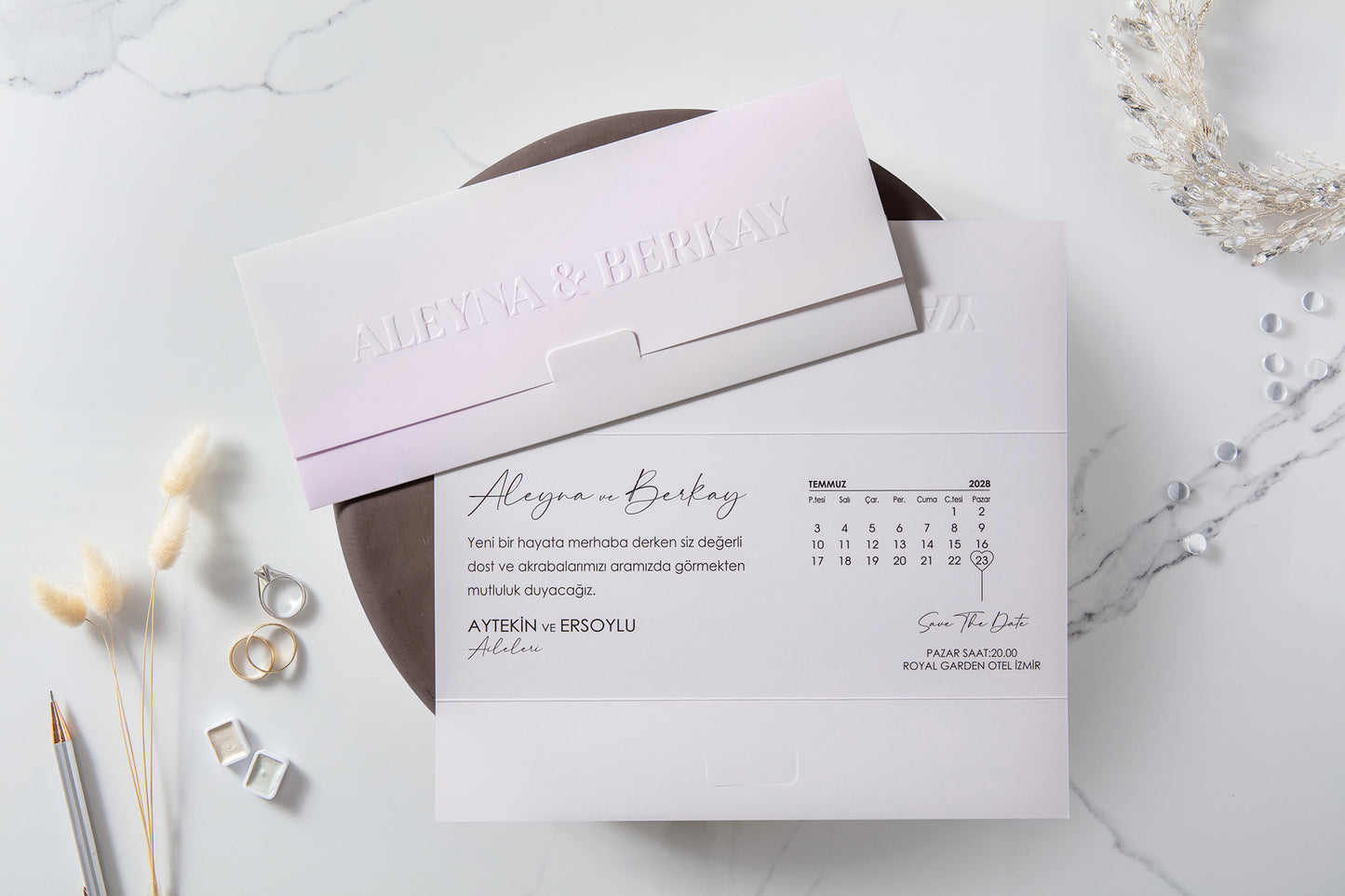İklim Davetiye 10743 - Beyaz iç kart, el yazısı isim ve save the date takvim düzeni detayı