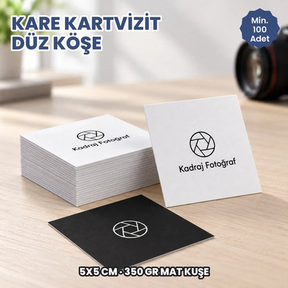 Düz köşe kare kartvizit örneği: hayali marka ile basılmış kartlar ve deste