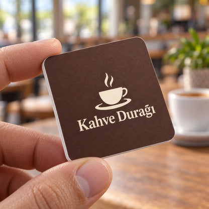 Kare kartvizit yakın plan: kâğıt, kenar ve net baskı ayrıntısı