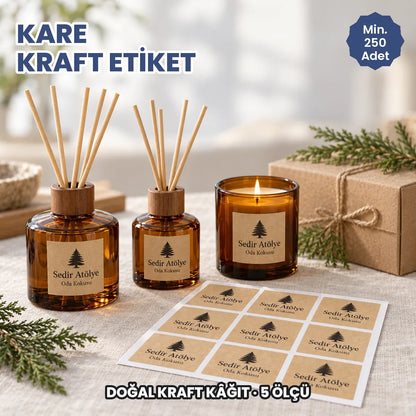 Kare kraft etiket örneği: oda kokusu şişelerinde ve mum kavanozunda koyu baskılı doğal kraft kare etiket