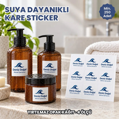 Suya dayanıklı kare sticker örneği: su damlalı şampuan şişelerinde ve kavanozda kare logo etiketi