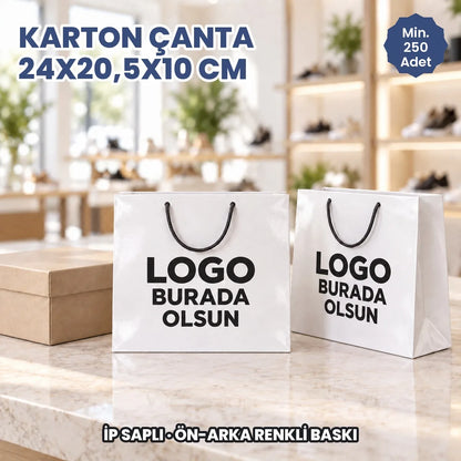 Karton çanta 24x20,5x10 cm: logonuzun basılacağı ön ve arka yüzü gösteren ip saplı kâğıt çanta