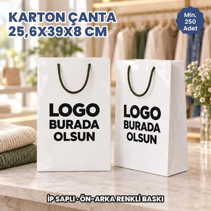 Karton çanta 25,6x39x8 cm: logonuzun basılacağı ön ve arka yüzü gösteren ip saplı kâğıt çanta