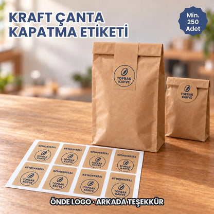 Toprak Kahve logolu kraft kapatma etiketiyle kapatılmış kahve çantası ve etiket tabakası