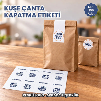 Kuşe çanta kapatma etiketi: kraft çanta ve kesenin ağzında katlanmış beyaz logo baskılı etiketler