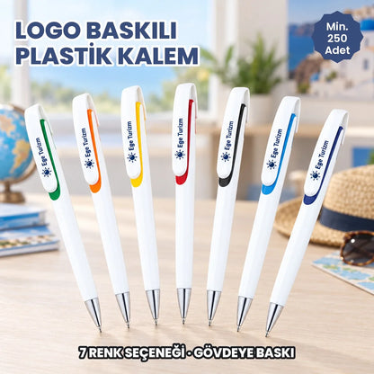 Logo baskılı plastik kalem: yedi farklı klips rengiyle gövdesine logo basılmış beyaz promosyon kalem