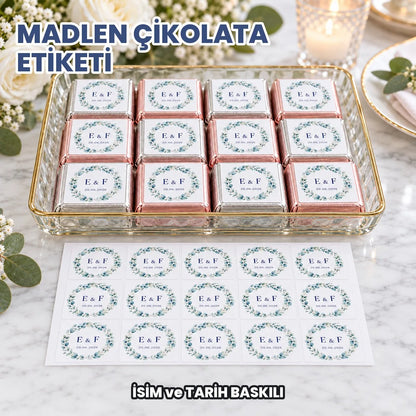 Madlen çikolata etiketi: isim ve tarih baskılı 4x4 cm kare sticker, folyolu madlen çikolataların üzerinde