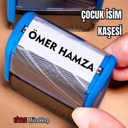 İsimli çocuk kıyafet kaşesi – kaşede sadece isim, siyah mürekkep, 38×14 mm baskı alanı