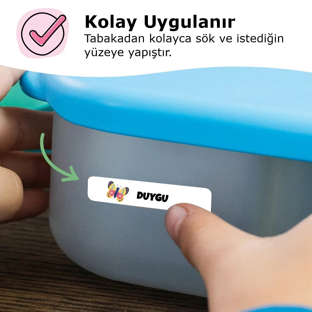 Okul etiketi kolay uygulanır – tabakadan sökülüp beslenme kutusuna yapıştırılıyor