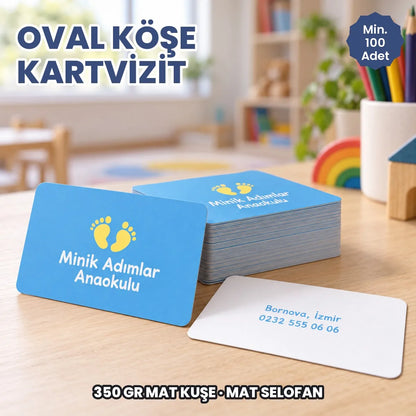 Oval köşe kartvizit örneği: hayali marka ile basılmış kartlar ve deste