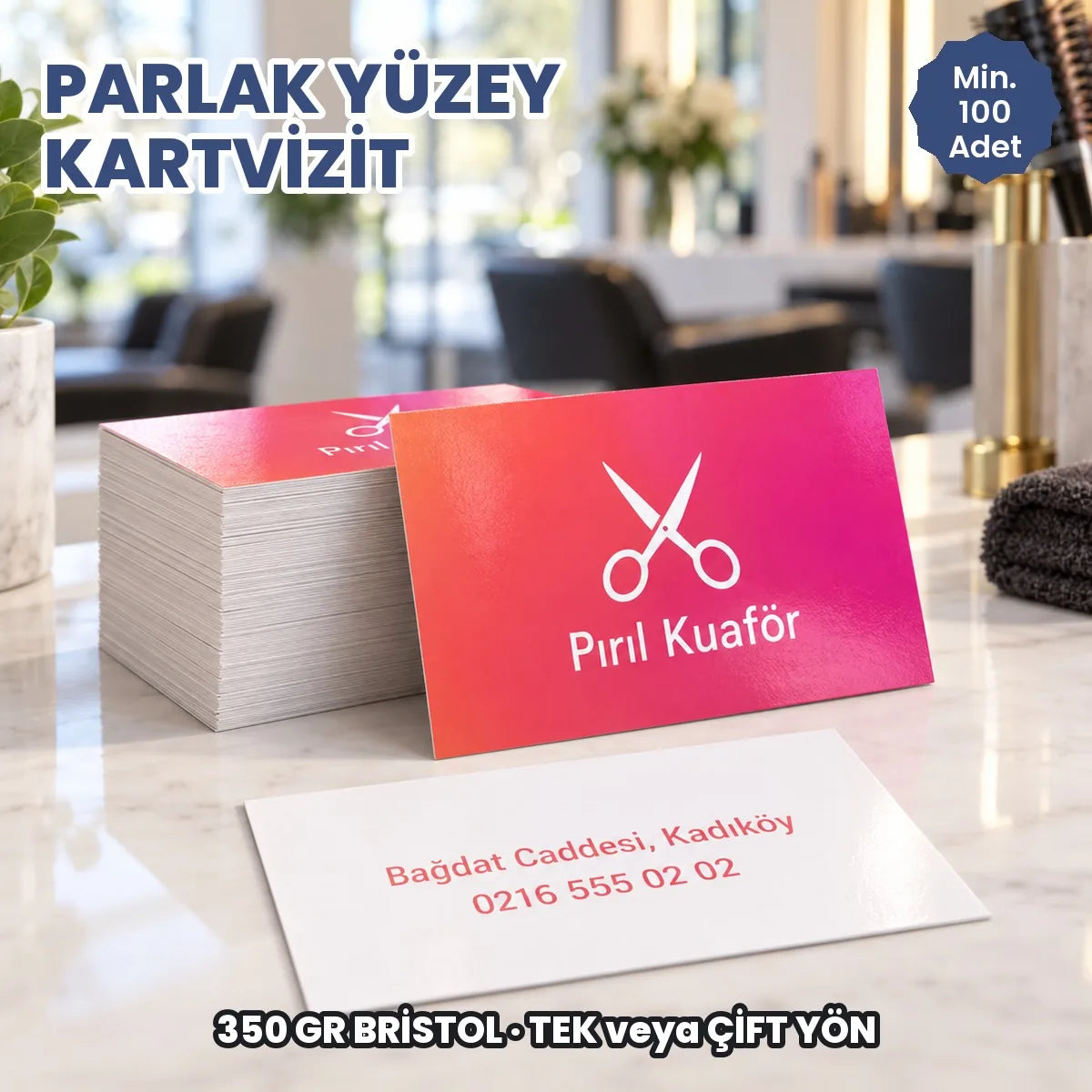 Parlak yüzey kartvizit örneği: hayali marka ile basılmış kartlar ve deste