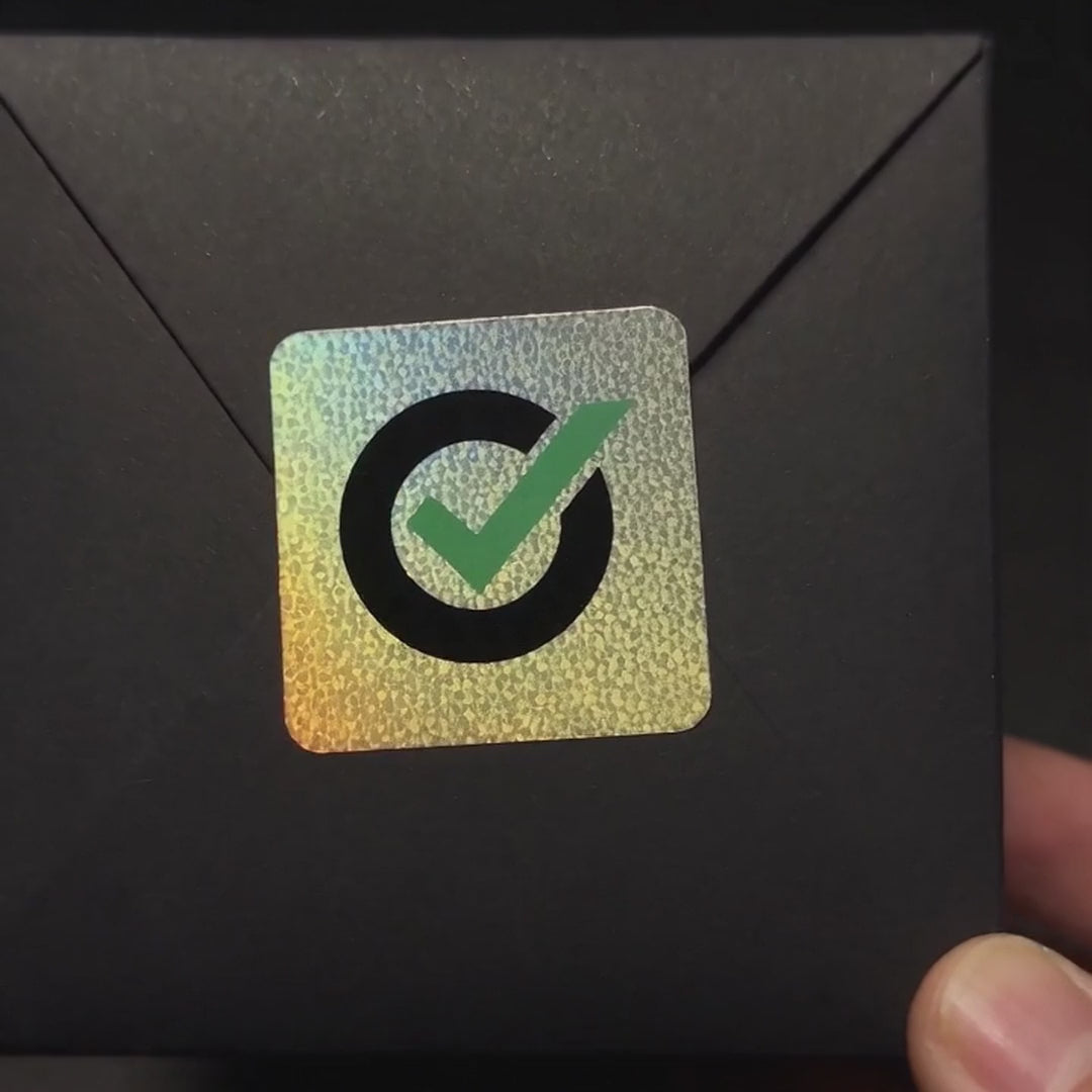Kare hologram sticker siyah zarfta gökkuşağı yansıması