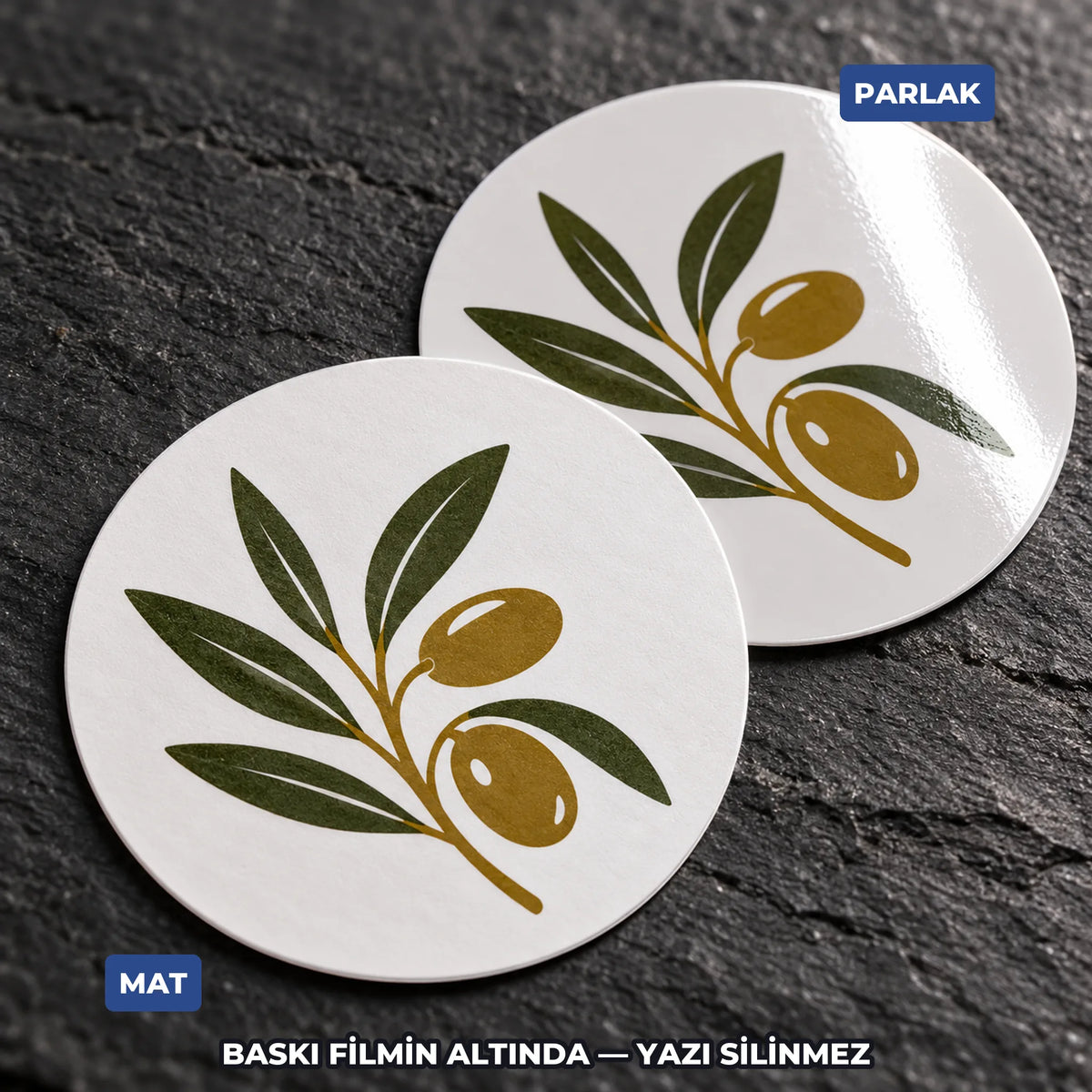 Mat ve parlak selefonlu yuvarlak sticker yakın plan: parlakta ışık şeridi, matta yansımasız yüzey