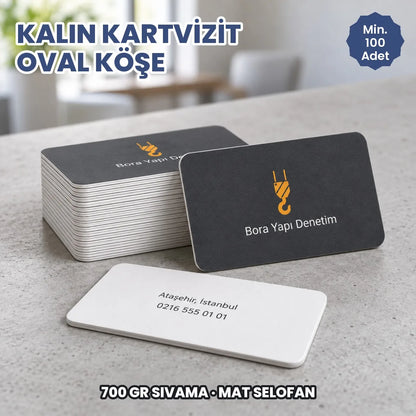 Kalın oval köşe kartvizit örneği: hayali marka ile basılmış kartlar ve deste
