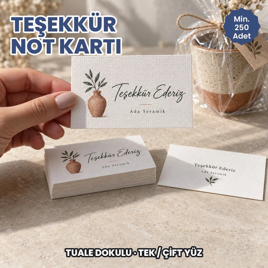 Teşekkür not kartı: elde tutulan tuale dokulu baskılı teşekkür kartı ve kart destesi