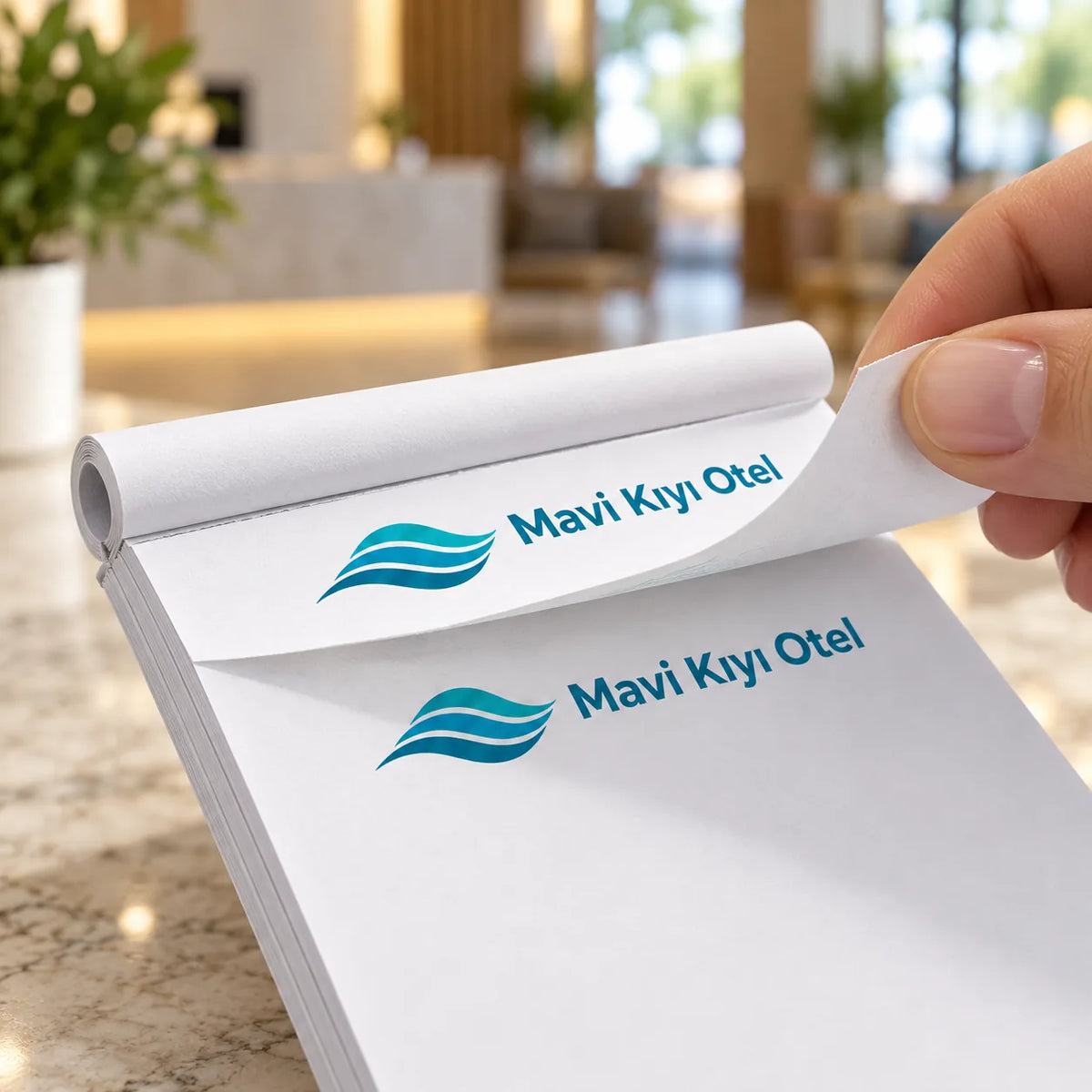 Tutkallı bloknot yakın plan: üstten tutkallı sırt ve kolayca koparılan baskılı sayfa