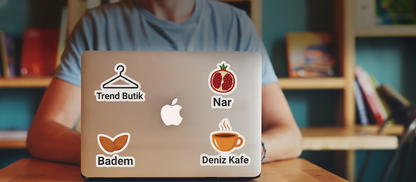 Laptop kapağında dört özel kesim vinil sticker