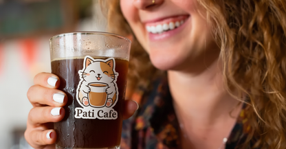 Buğulu bardak üzerinde vinil sticker, kafe ortamı