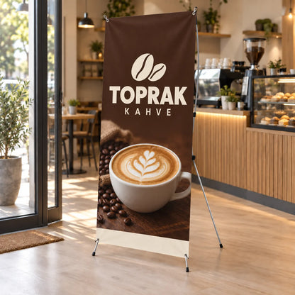 X banner örneği: kahve dükkânı girişinde marka tasarımlı örümcek stand