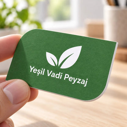 Yaprak kesim kartvizit yakın plan: kâğıt, kenar ve net baskı ayrıntısı