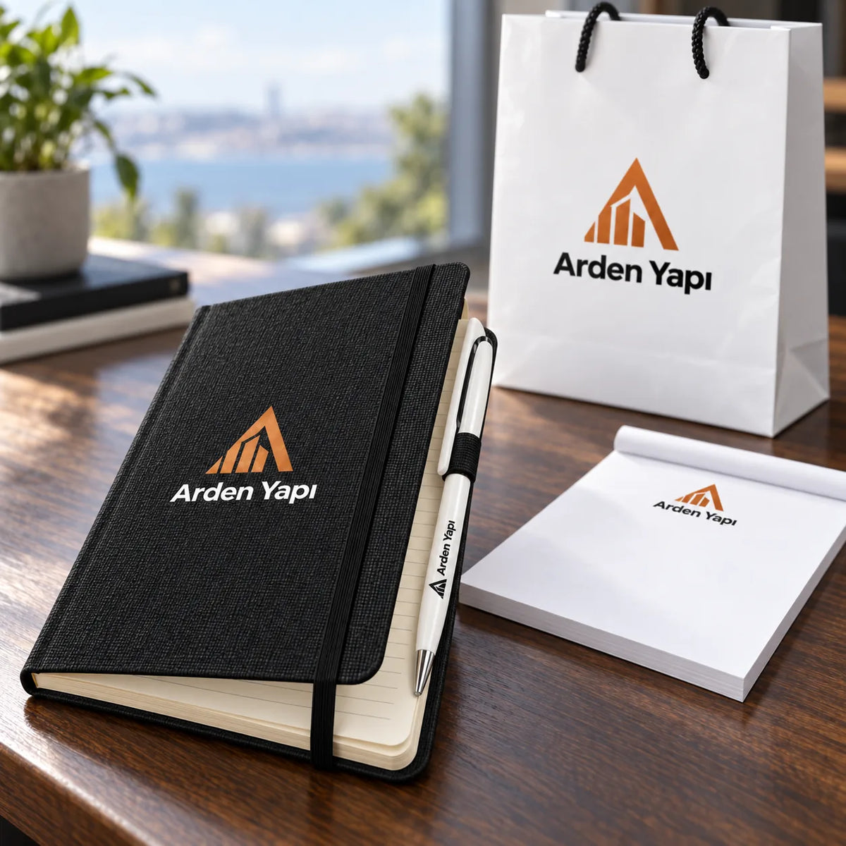Yönetici promosyon seti: lastikli, kalem tutuculu termo deri defter, krem çizgili sayfalar ve UV baskılı logo yakın plan
