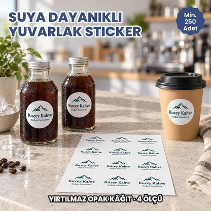 Suya dayanıklı yuvarlak sticker örneği: buğulu soğuk kahve şişelerinde ve tabakada yuvarlak logo etiketi